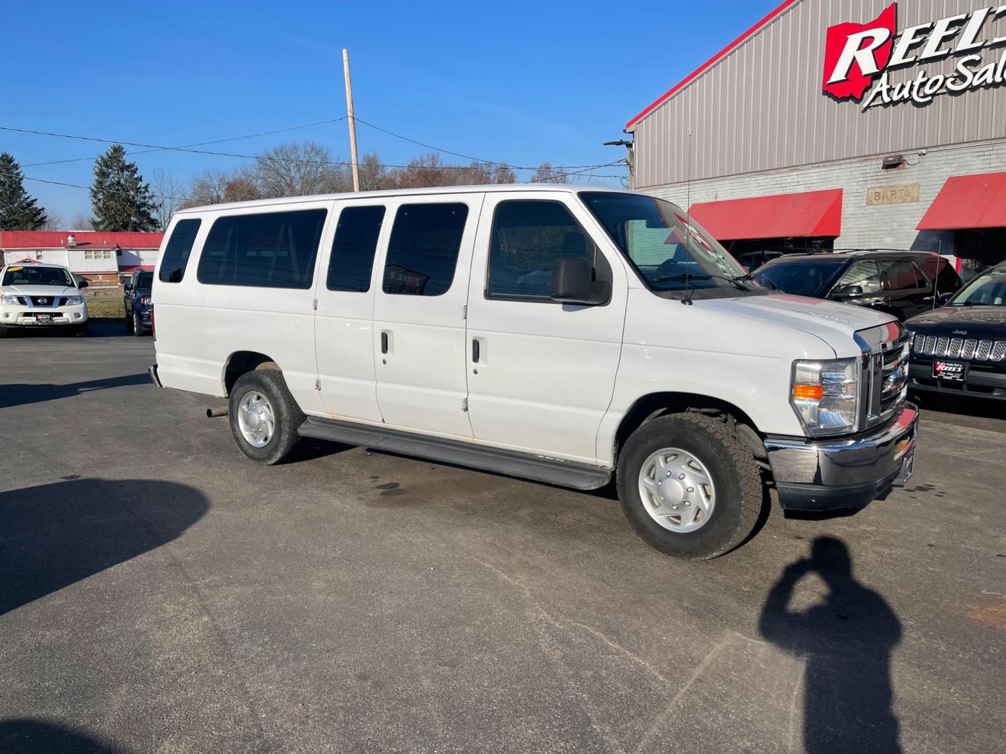 2013 White /Gray Ford E-Series Wagon E-350 XLT Super Duty Extended (1FBSS3BL8DD) with an 5.4L V8 SOHC 16V FFV engine, 4-Speed Automatic transmission, located at 547 E. Main St., Orwell, OH, 44076, (440) 437-5893, 41.535435, -80.847855 - Photo#3